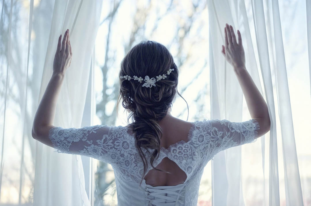 Cérémonie de mariage raffinée avec arrangements floraux élaborés