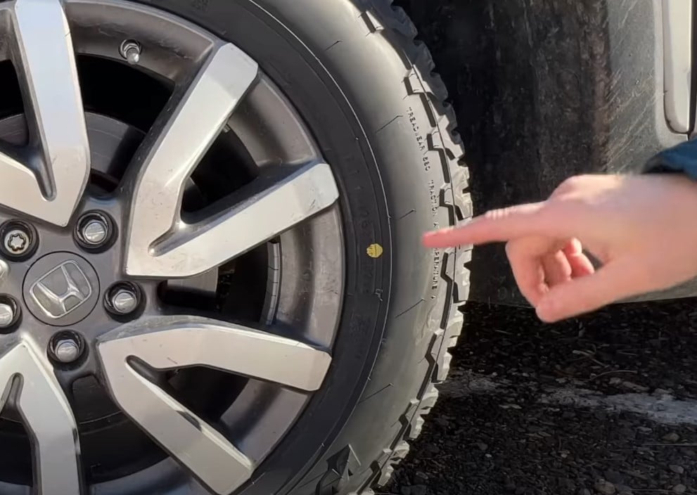 Détail d'un pneu avec point jaune visible