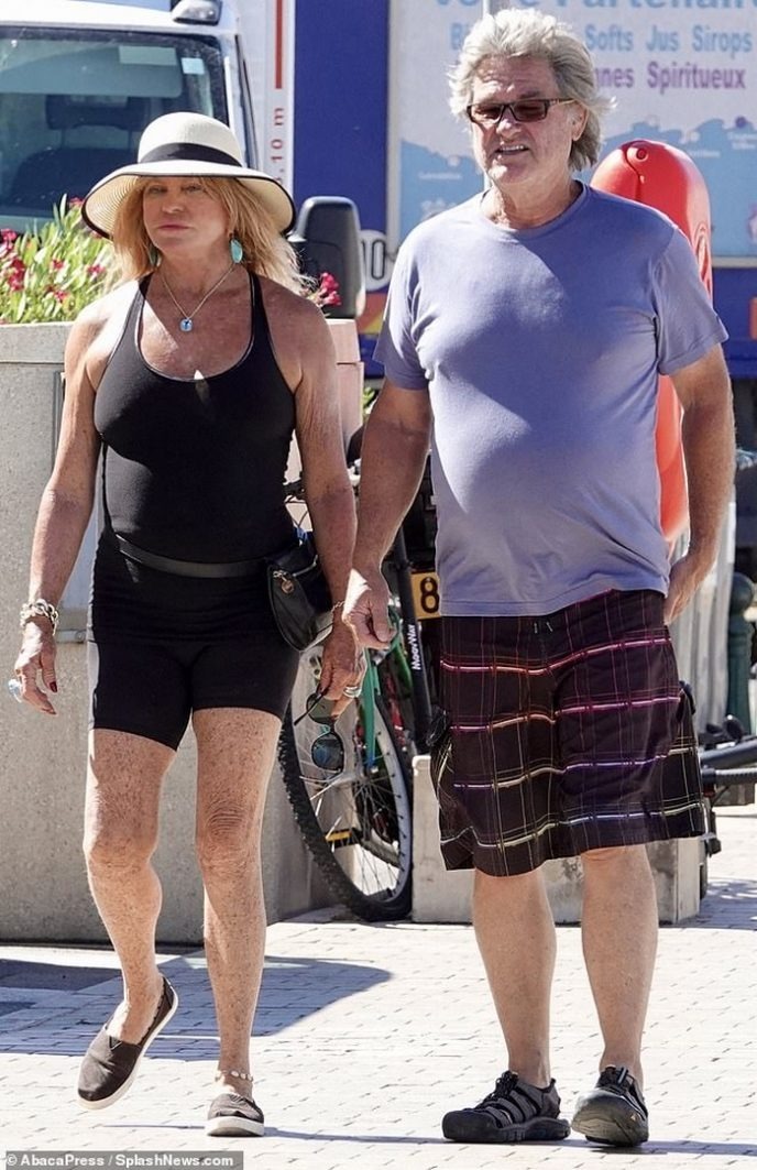 Goldie Hawn et Kurt Russell marchant main dans la main