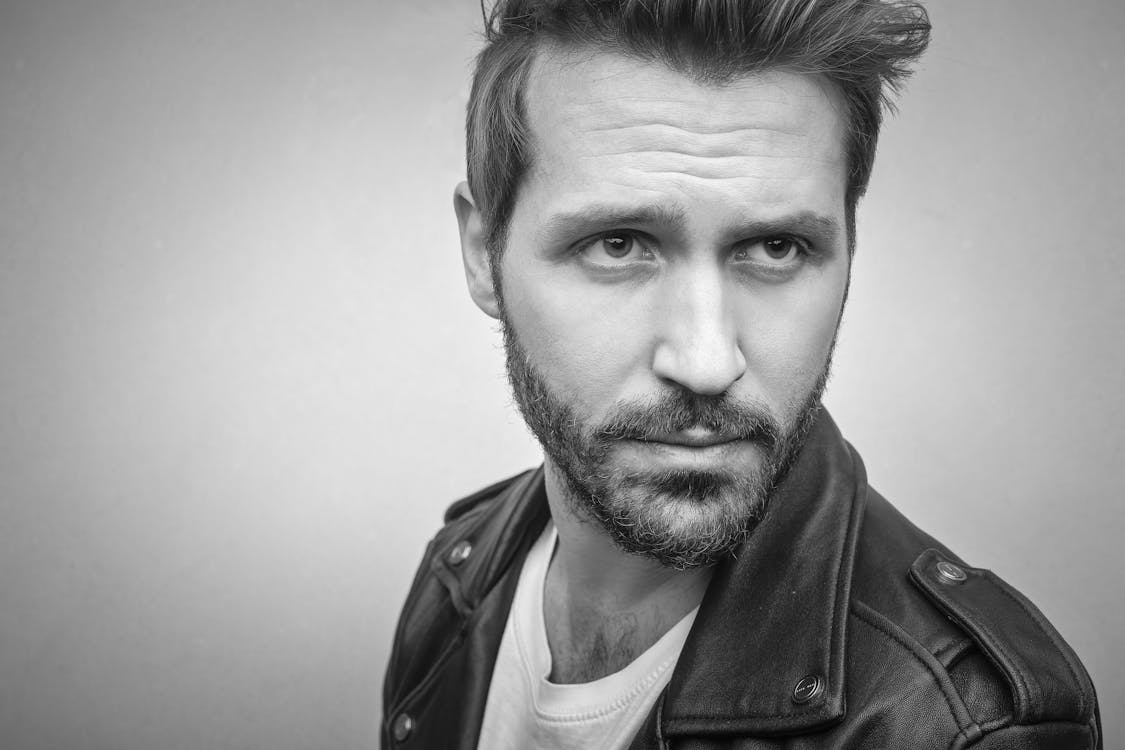 Regard profond d'homme mature