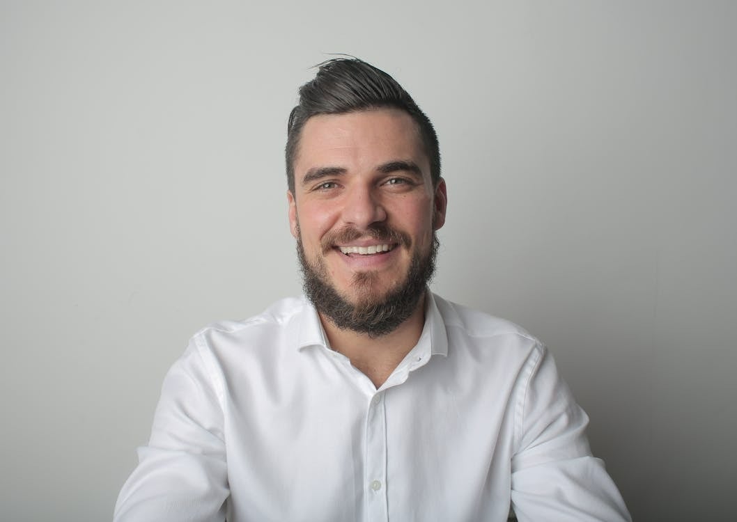 Homme mature souriant avec authenticité