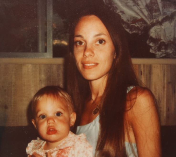 Comparaison des traits d'Angelina Jolie et sa mère