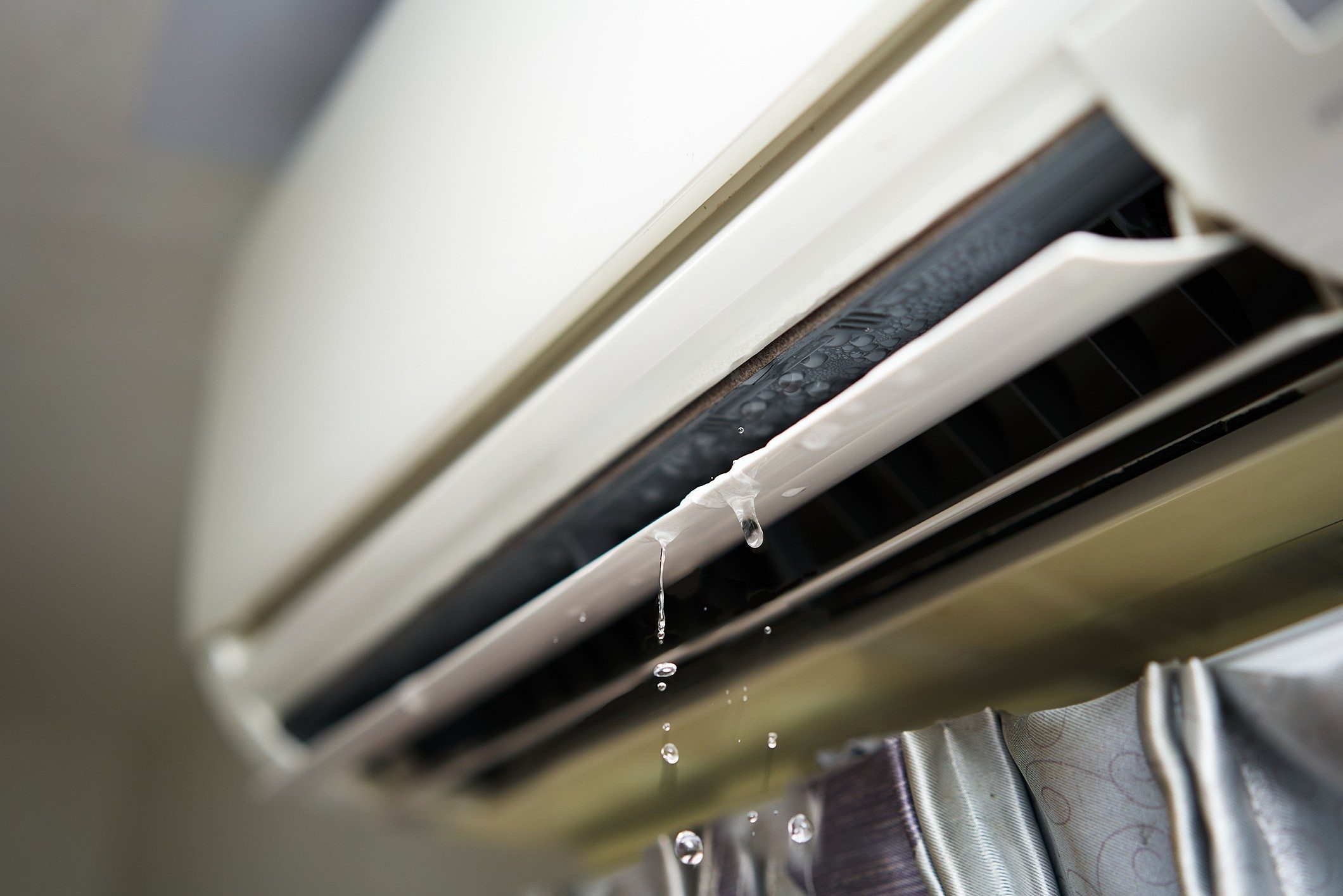 Gouttes d’eau s’échappant d’un climatiseur