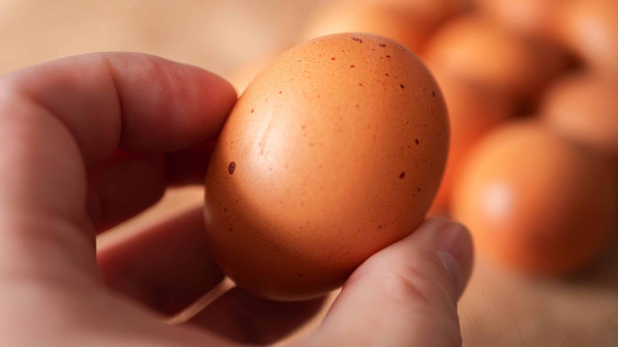 Cuillère retirant délicatement une tache rouge d'un œuf