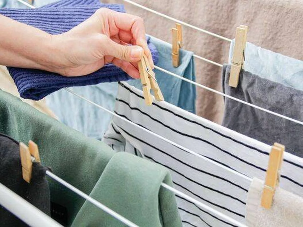 Linge séchant à l'intérieur avec bonne ventilation