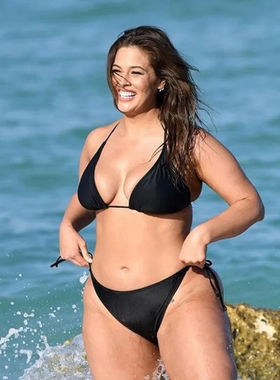 Ashley Graham posant avec confiance