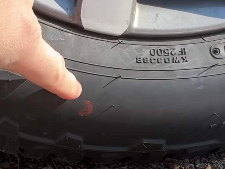 Pneu avec point rouge visible