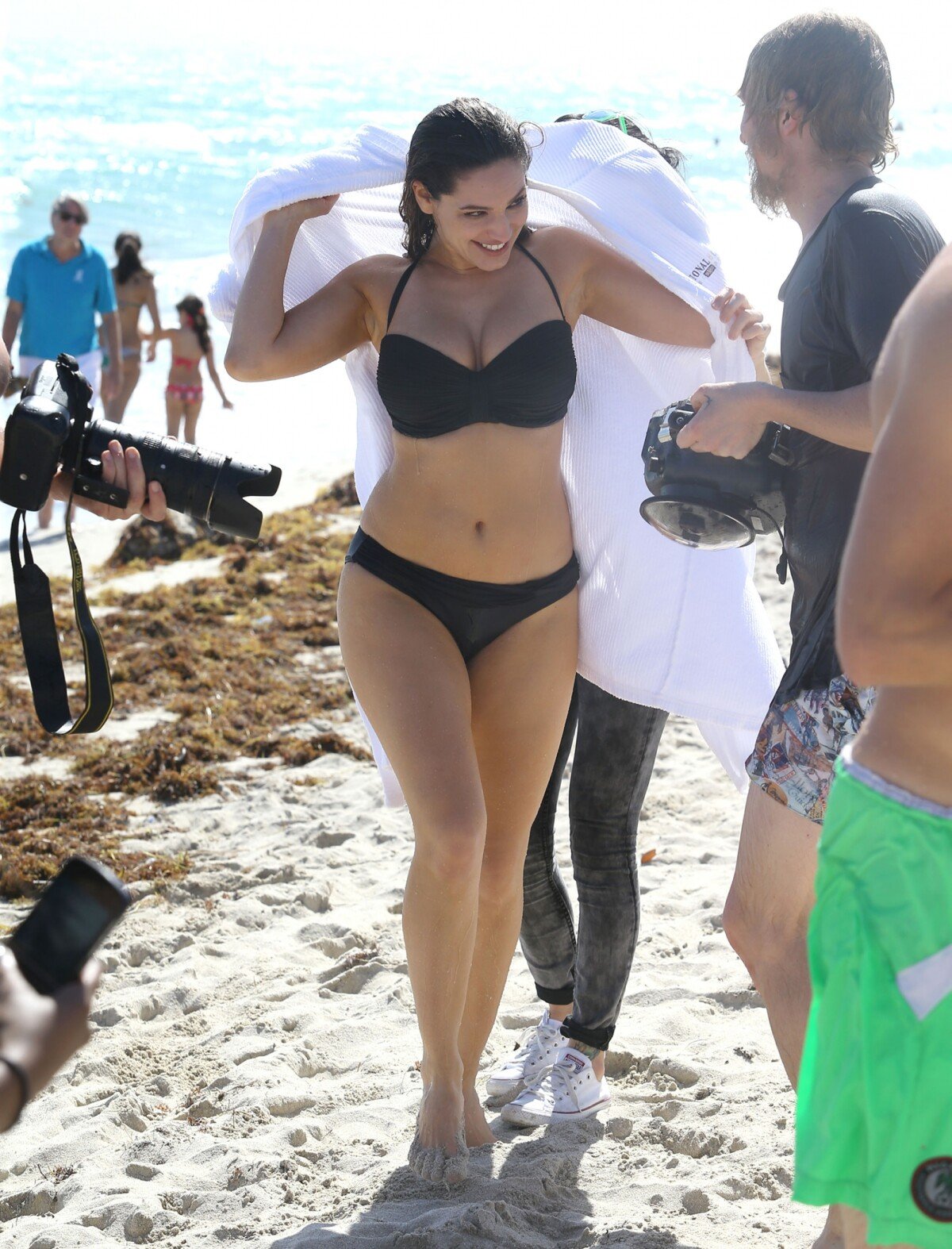 Kelly Brook sur une plage, exemple de body positive
