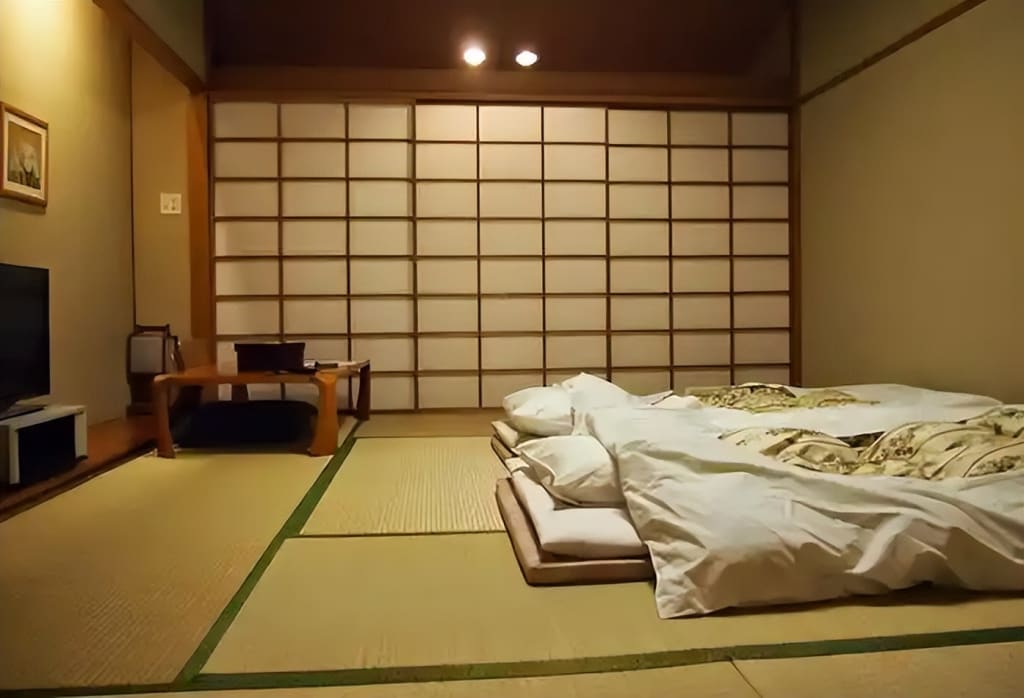 Enfant dormant au sol dans une chambre japonaise