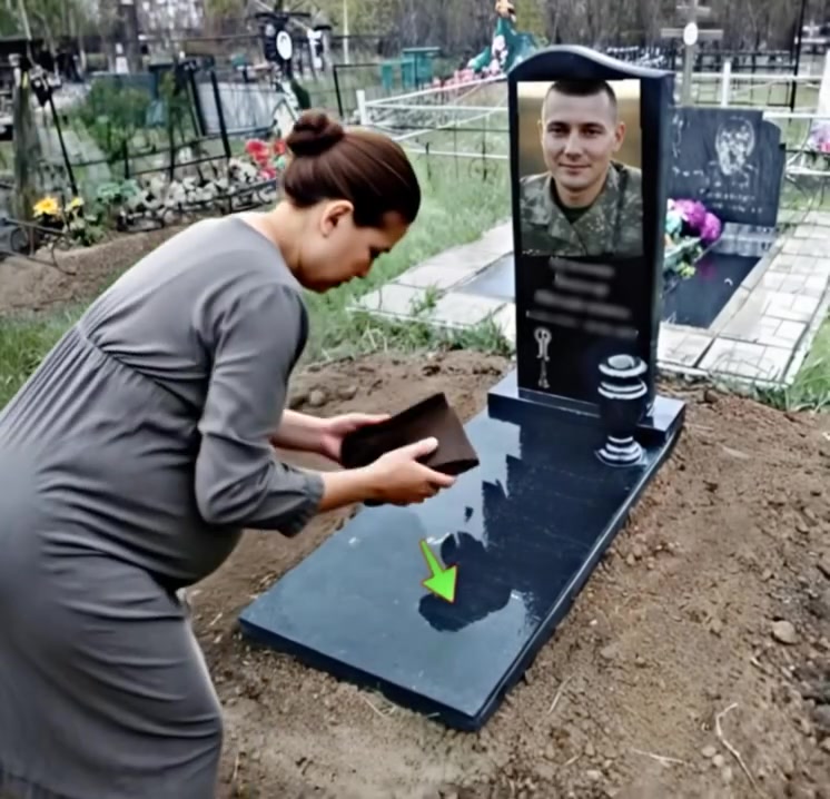 Femme enceinte tenant un portefeuille dans un cimetière