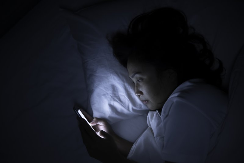 Femme utilisant son smartphone contre les moustiques
