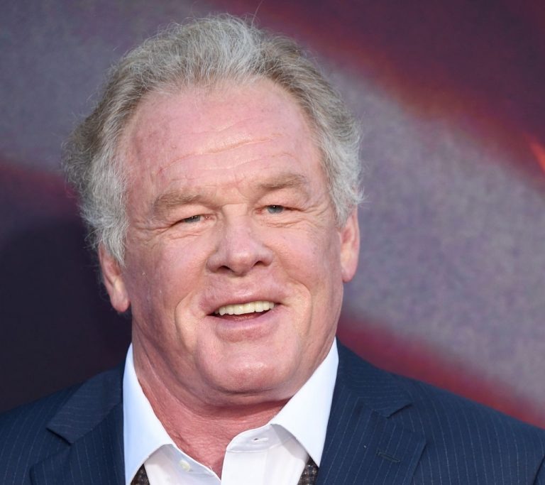 Nick Nolte plus âgé, regard pensif