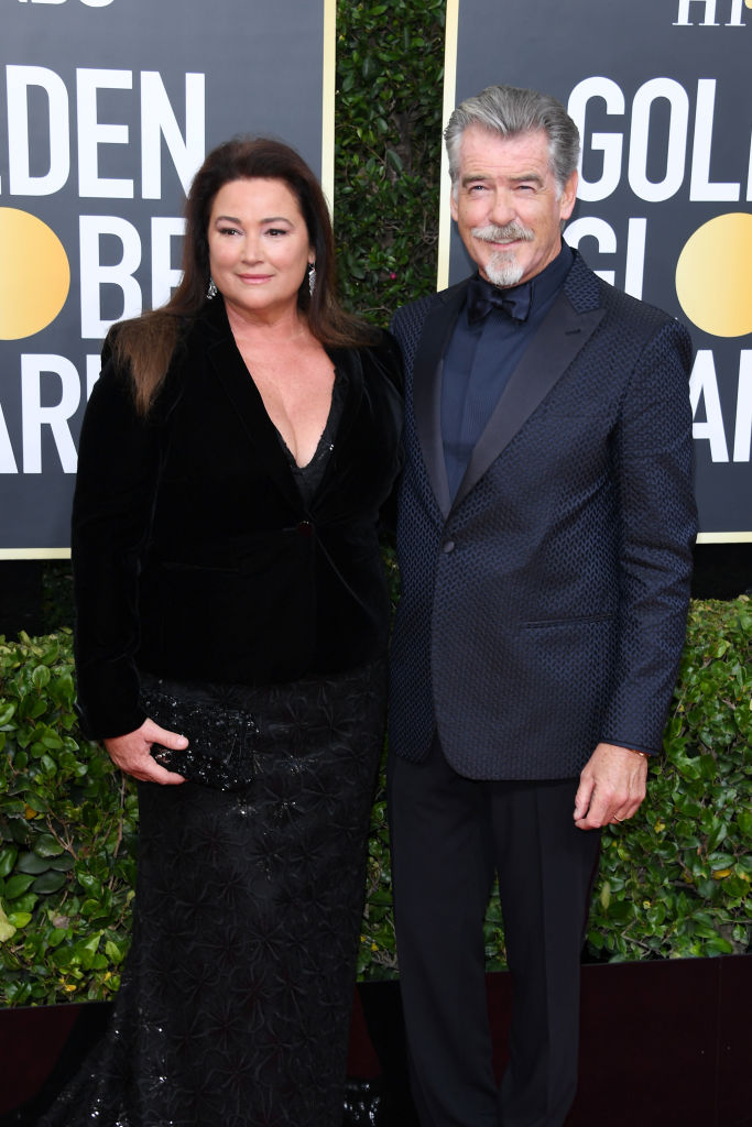Pierce Brosnan et Keely Shaye Smith main dans la main