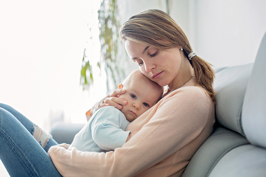Mère inquiète serrant son bébé contre elle
