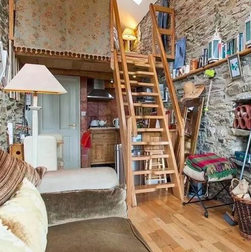 Intérieur chaleureux de la maison rénovée