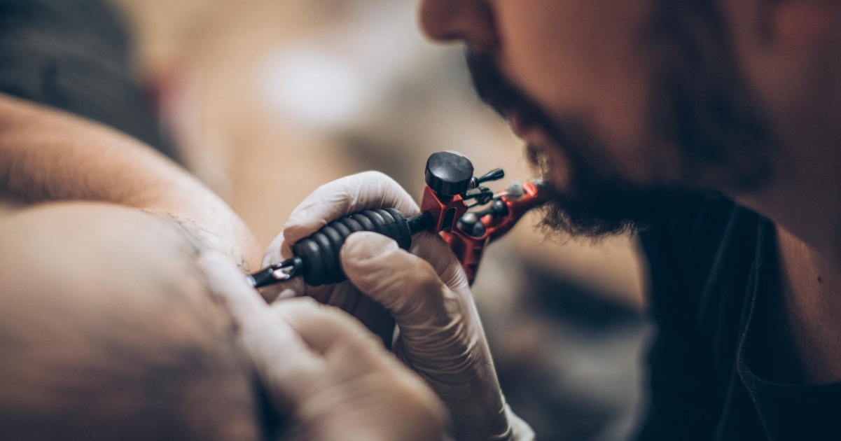 Gros plan sur un tatouage amoureux