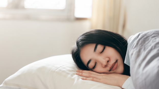Jeune femme dormant paisiblement sur le côté