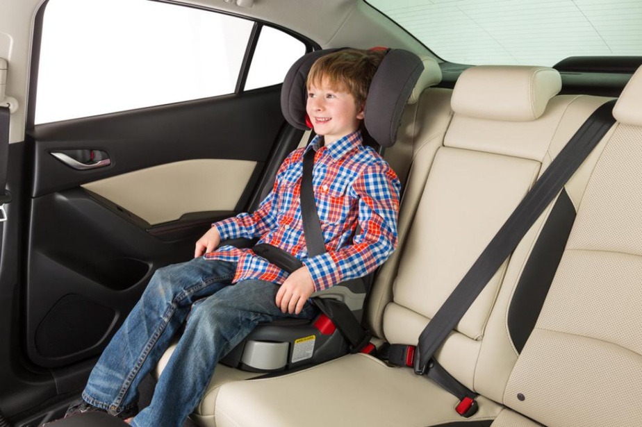 Enfant attaché dans un siège auto