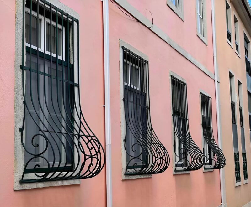 Détail d'une grille de fenêtre avec climatiseur