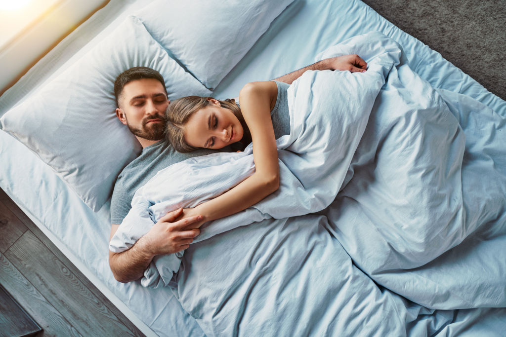 Couple dormant paisiblement