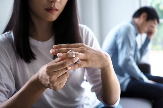 Femme retirant son alliance après une dispute conjugale