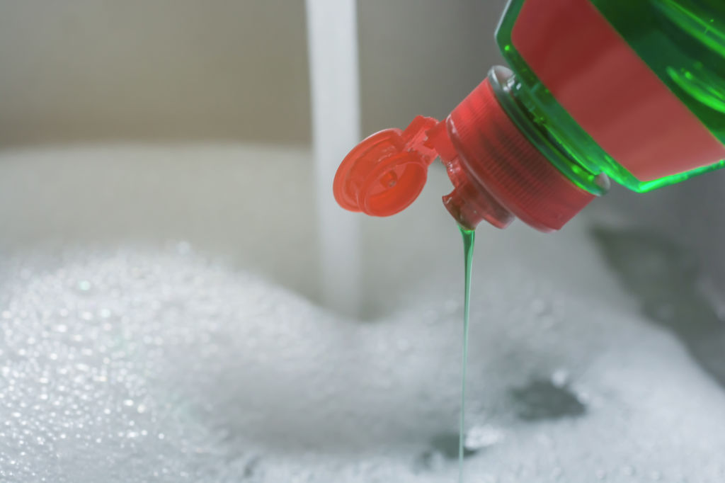 Nettoyage d'évier avec du liquide vaisselle