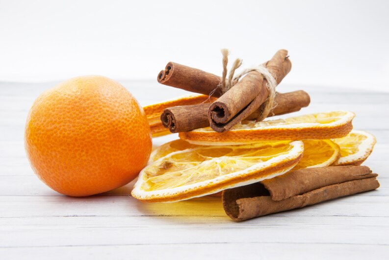 Zestes d'orange et cannelle sur fond bois