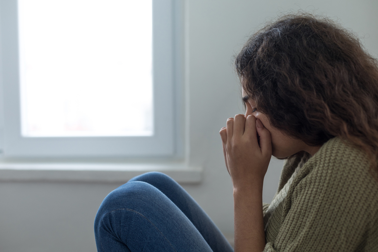 Femme angoissée se tenant la tête