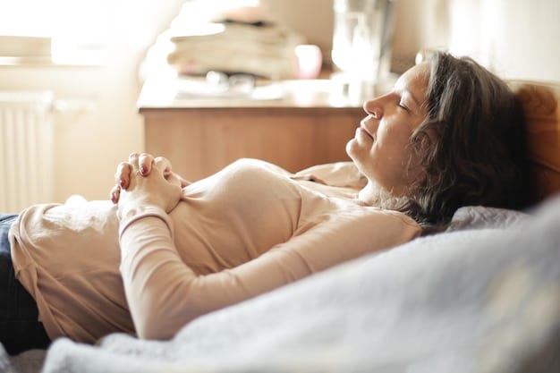 Femme relaxée dans son lit