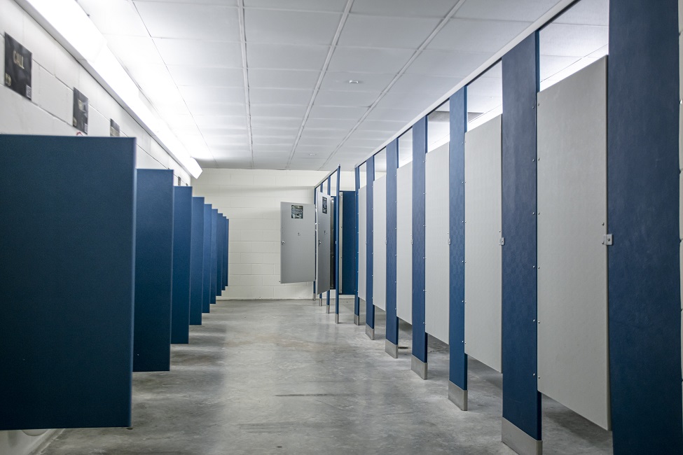 Femme hésitant à s'asseoir sur des toilettes publiques