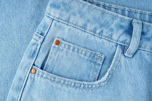 Petite poche de jean bleu en vue rapprochée