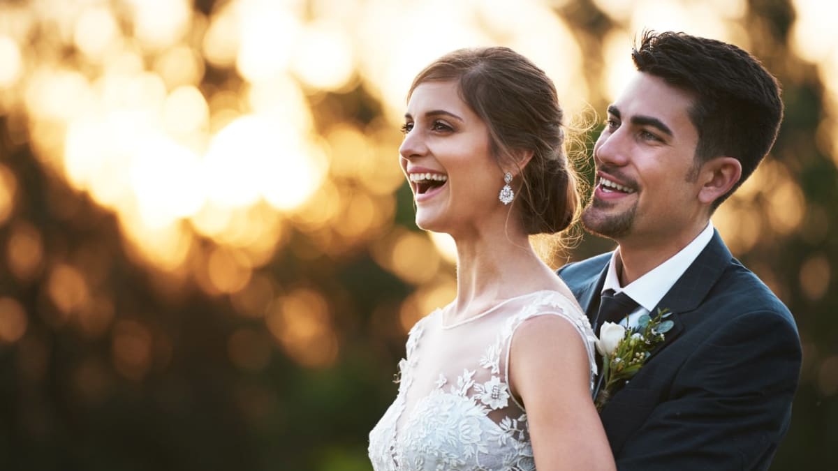 Couple âgé partageant un fou rire