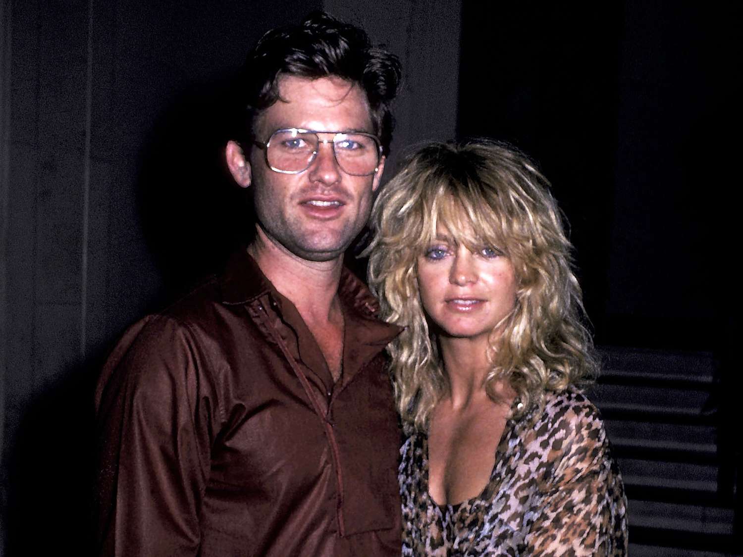 Goldie Hawn et Kurt Russell se regardant avec tendresse