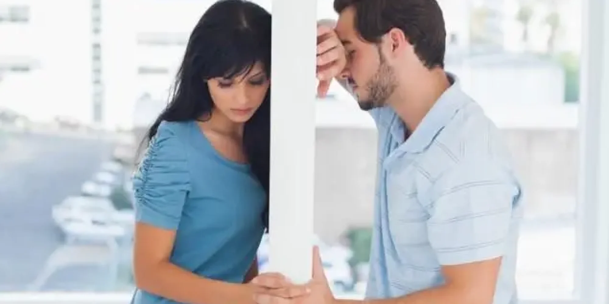 Couple se tenant la main pour symboliser l'entraide