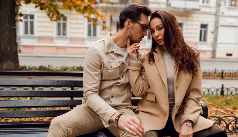 Femme réfléchissant à une relation