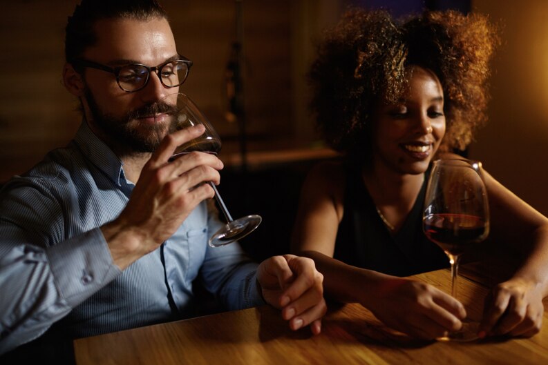 Couple prenant un verre dans un bar