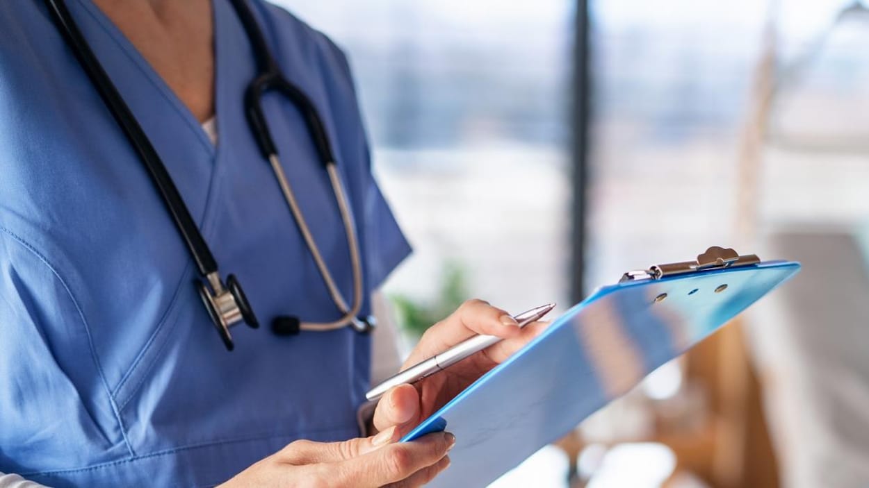 Infirmière consultant un dossier médical