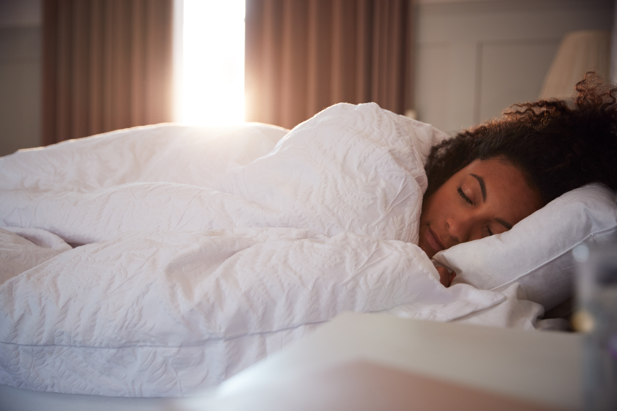 Personne dormant confortablement avec des coussins