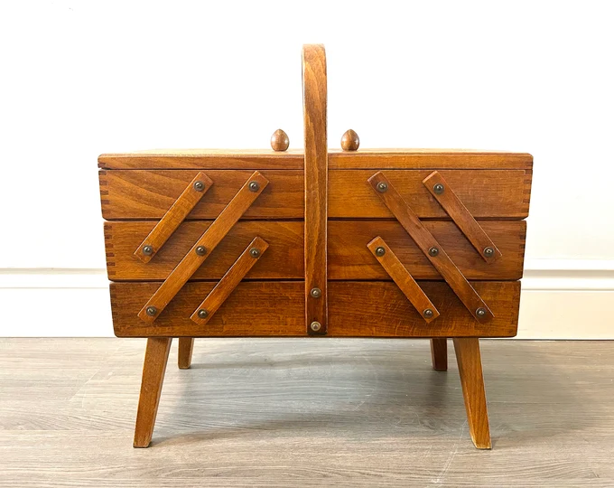 Boîte à couture vintage en bois laqué
