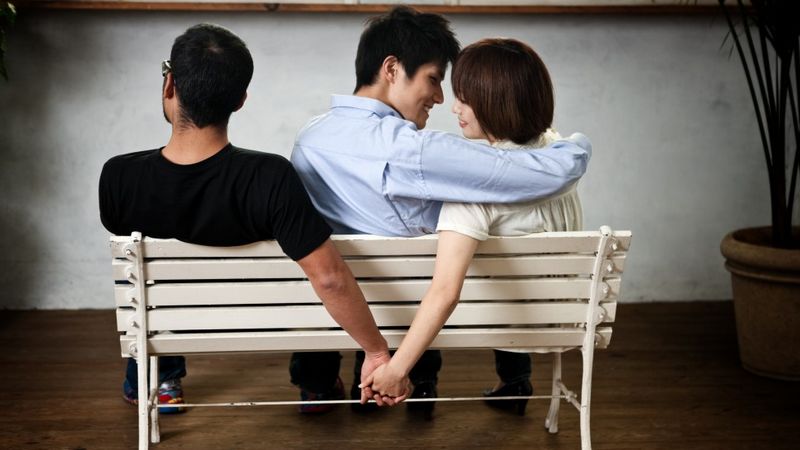 Femme réfléchissant à une relation