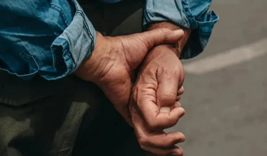 Mains d'homme mature aux traits marqués