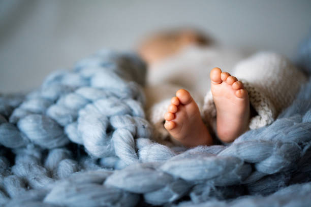 Femme tenant un bébé dans ses bras