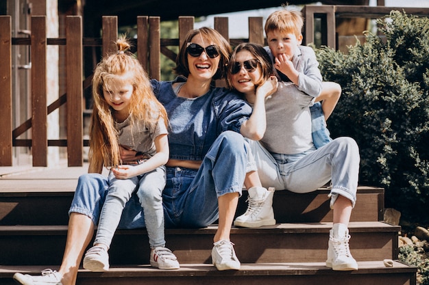 Mère avec ses enfants dans un jardin