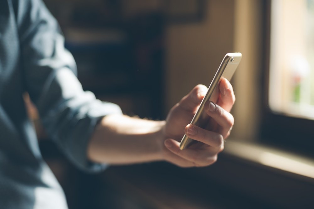 Femme examinant son smartphone avec attention