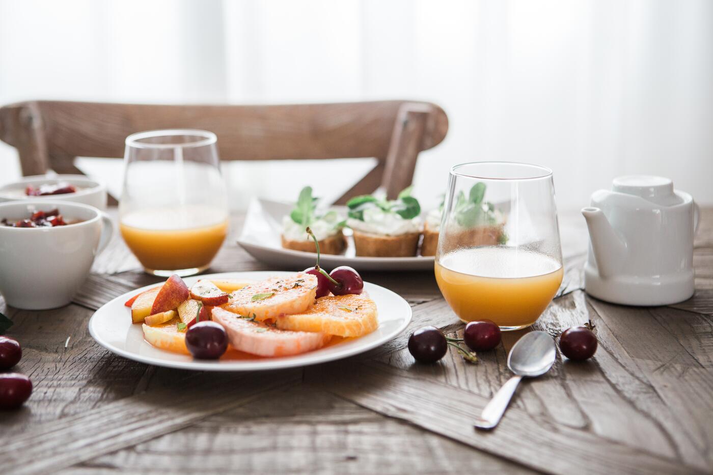 Petit-déjeuner copieux avec œufs, lard et pain toasté