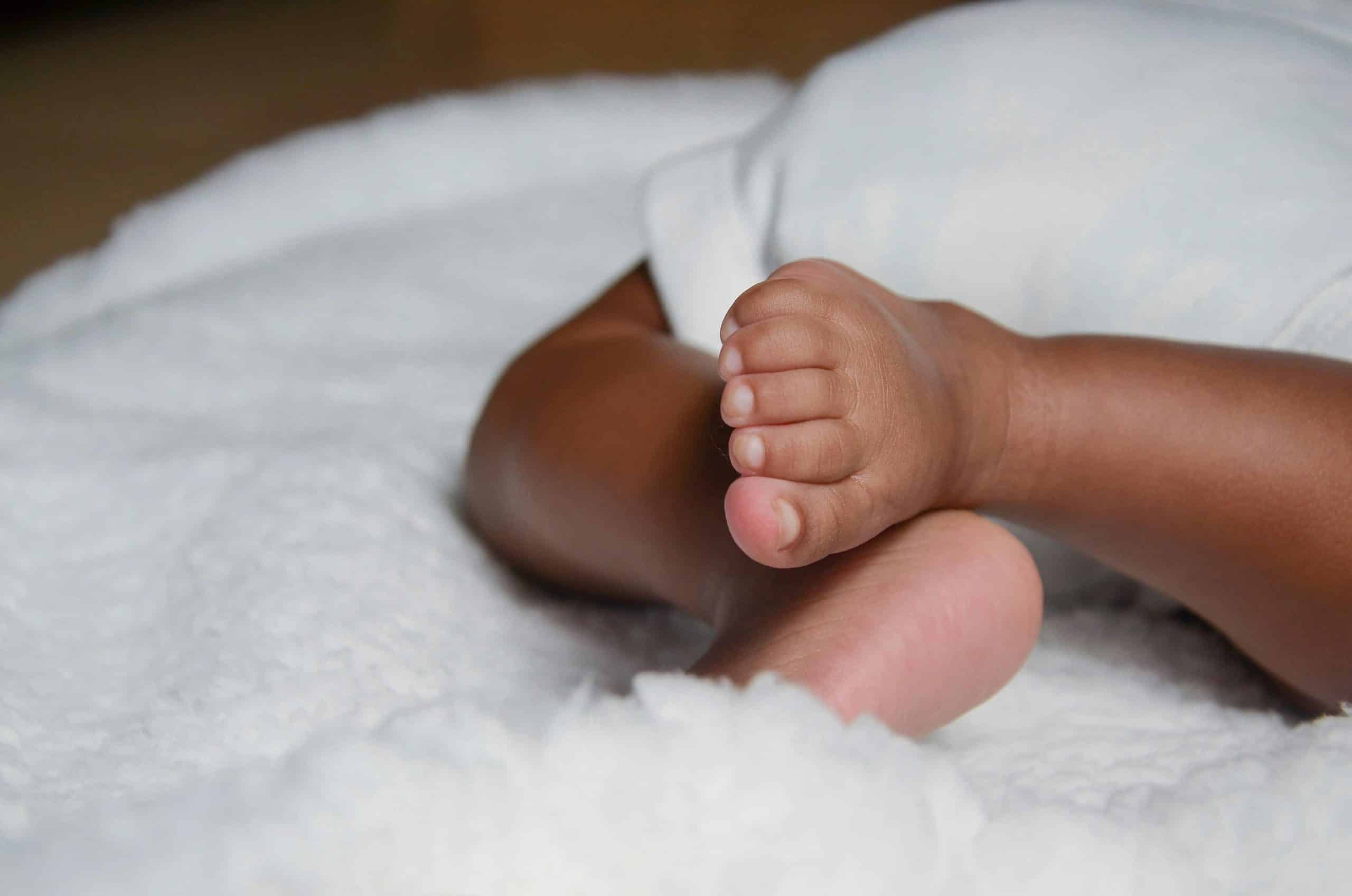 Femme tenant son nouveau-né avec émotion