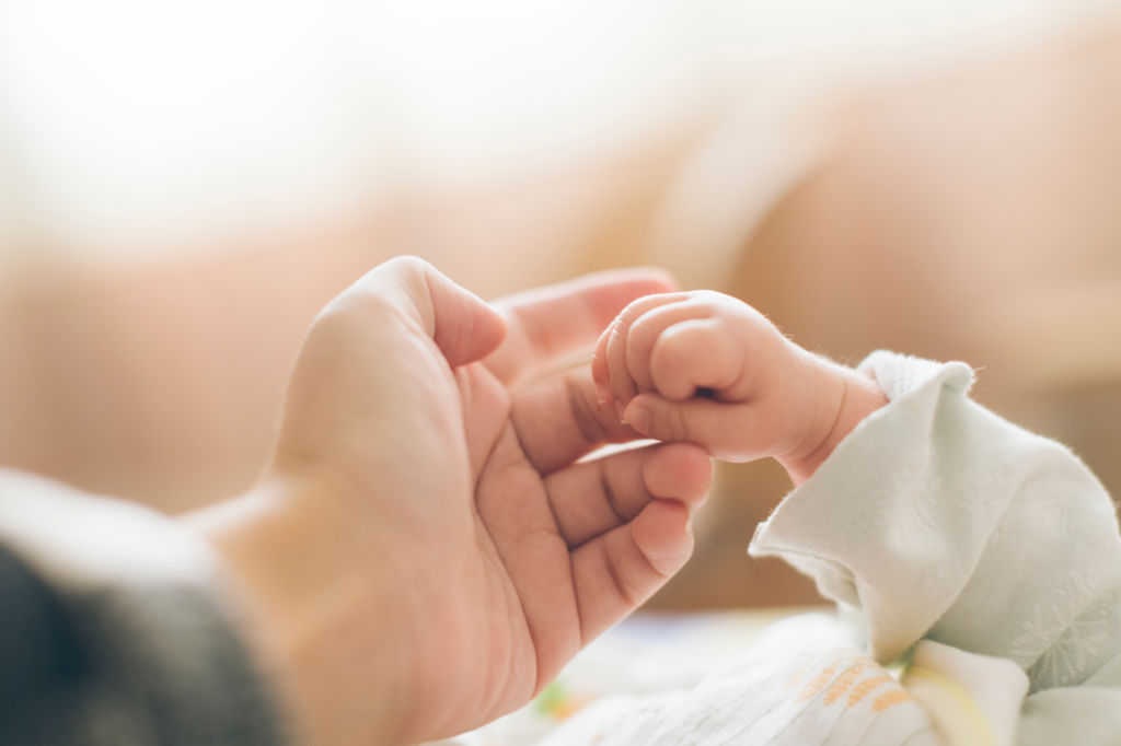 Détail des mains du bébé