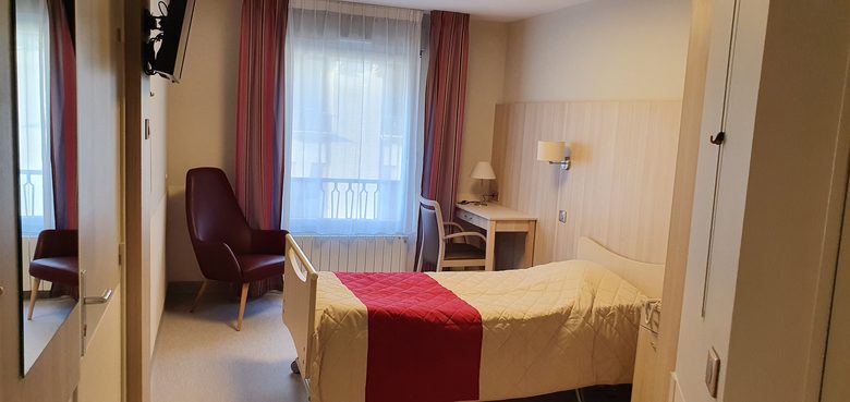 Chambre d'hôpital avec patient inconscient