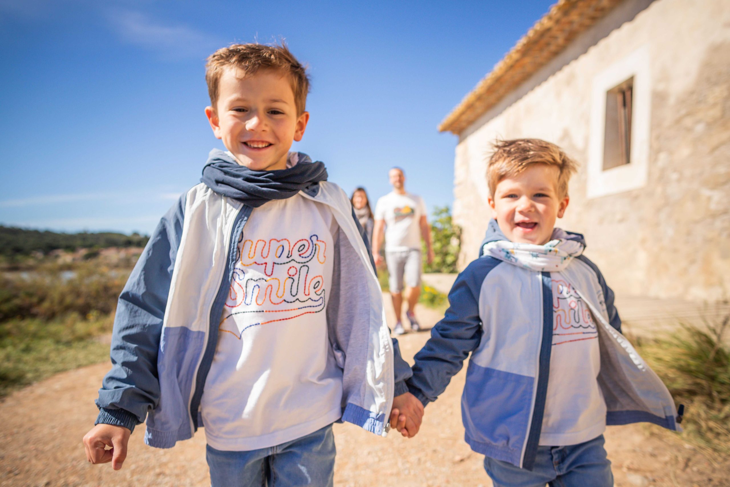 Famille souriante enlacée