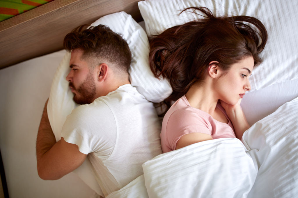 Couple dormant dos à dos